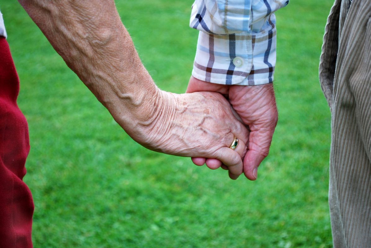 Пожилые держатся за руки. Пожилые за руки. Старики держатся за руки. Пожелые ЮДИ держатся за руки. Пожилые люди держатся за руки.