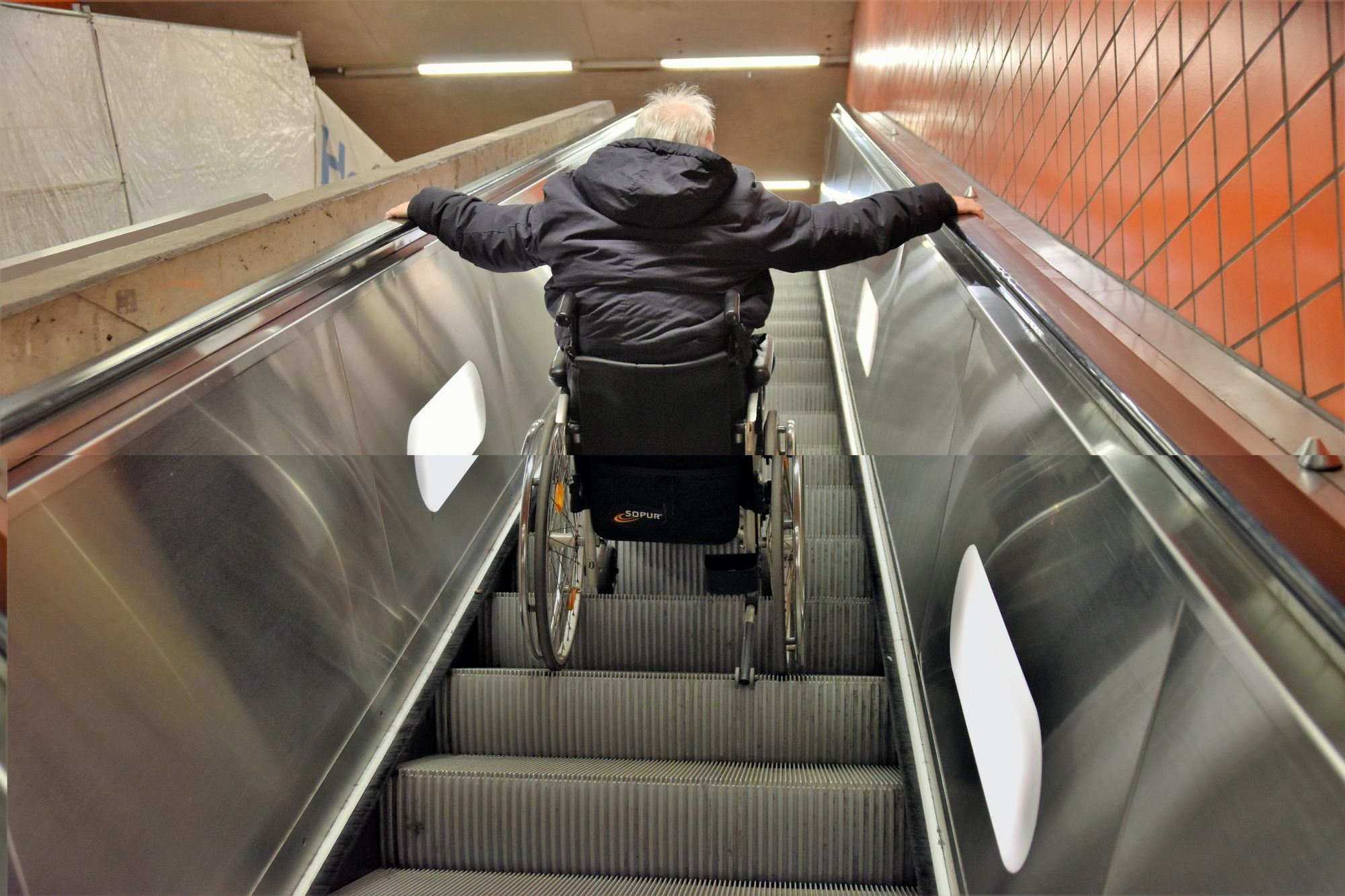 Эскалатор метрополитена поднимает неподвижно. Эскалатор для инвалидов. Эскалатор в метро. Люди на эскалаторе. Эскалатор в метро инвалиды.