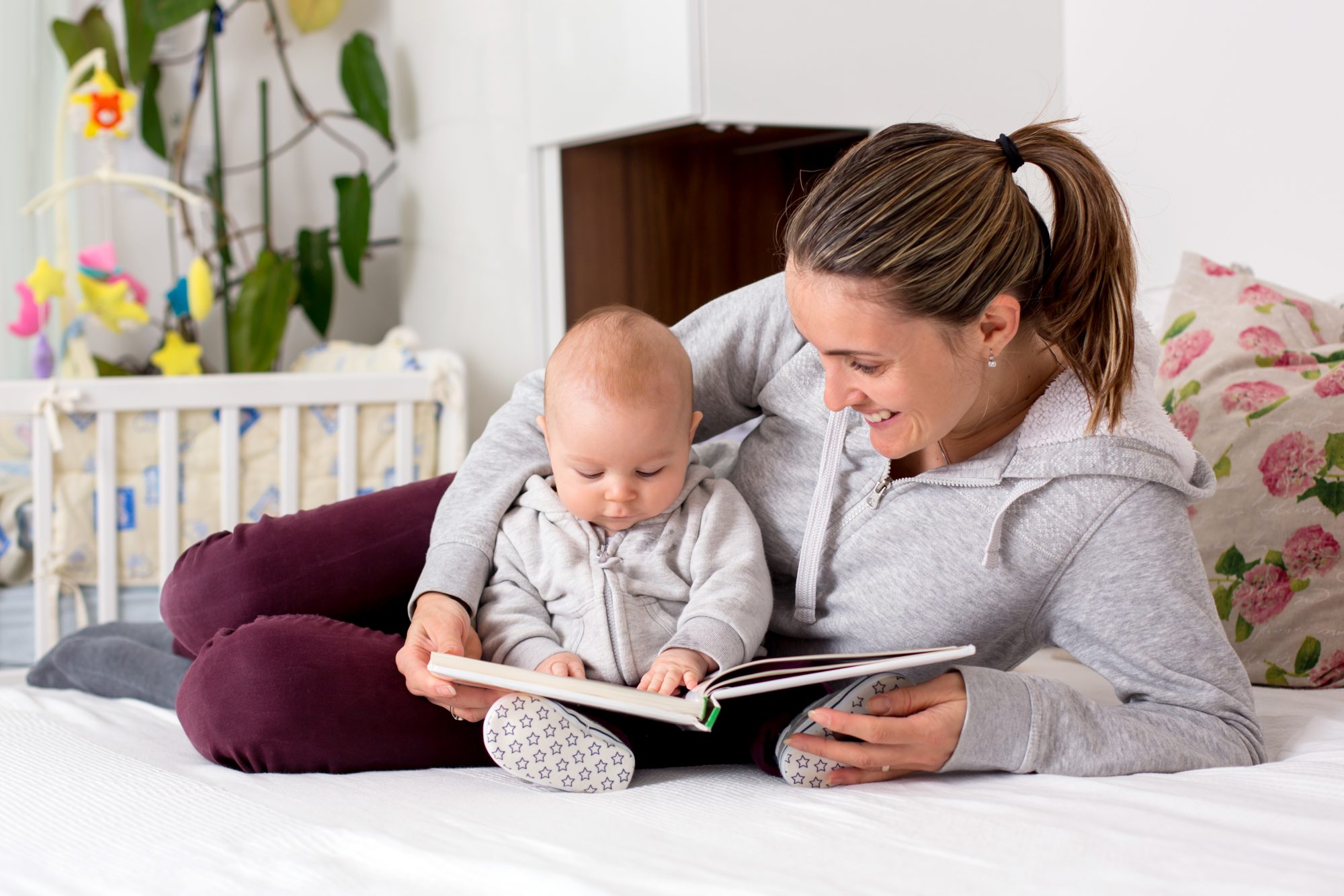 Молодая мама читать. Мама читает сказку. Мама показывает младенцу книгу. Фото мама читает книгу ребенку. Женщина, мама 2-х годовалого ребёнка с книгой.