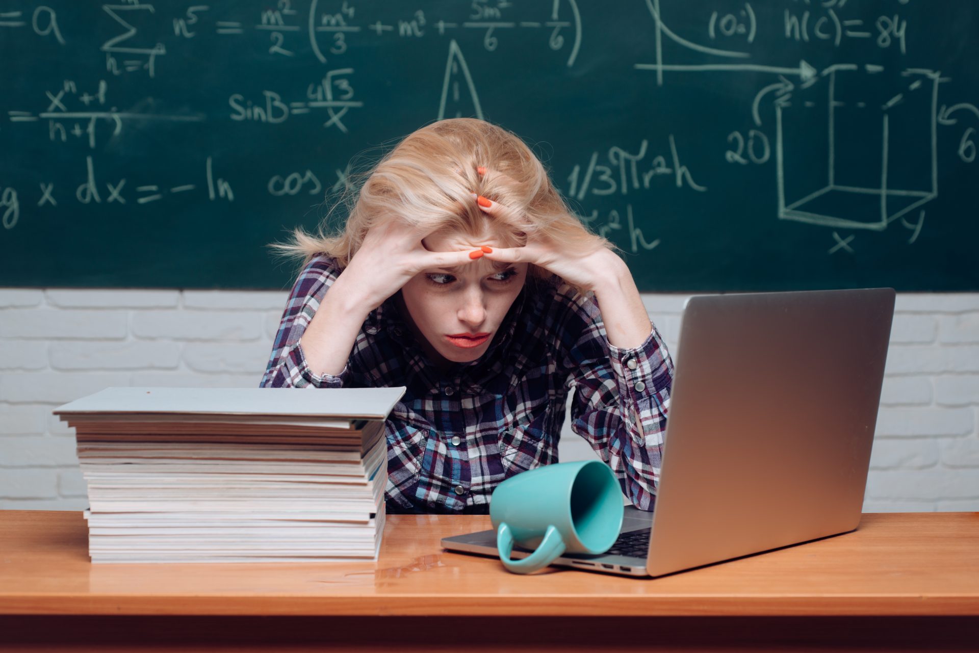 Экзамен преподавателя. Селфи учитель за столом. Рабочий стол учителя стоковое фото. Фото ДЗ на учительском столе. Как все лежит на столе учителя