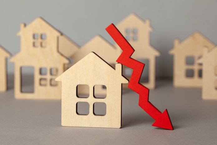 Graphic with red arrow illustrating how house prices are dropping