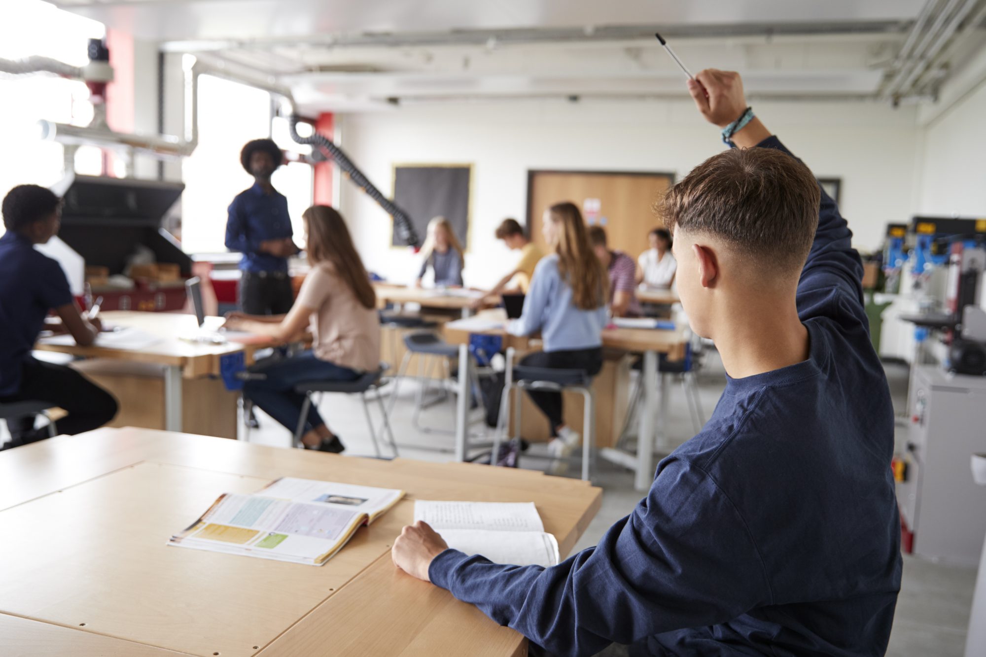 Школьники со спины на уроке Сток фото. Teacher asking. Школьники 4 класс сидят на уроке технология. The teacher asked when