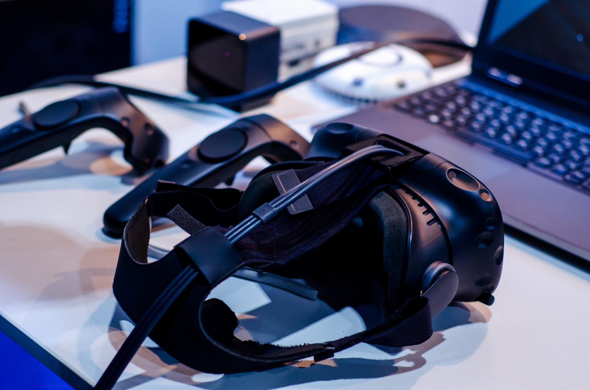 Sistem realitas virtual.  Headset VR dengan pengontrol
