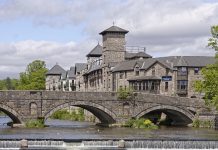 Image taken of riverside hotel and stramongate bridge over river kent in spring, kendal, cumbria, england UK