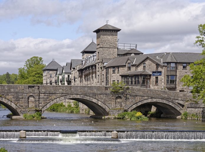 Image taken of riverside hotel and stramongate bridge over river kent in spring, kendal, cumbria, england UK