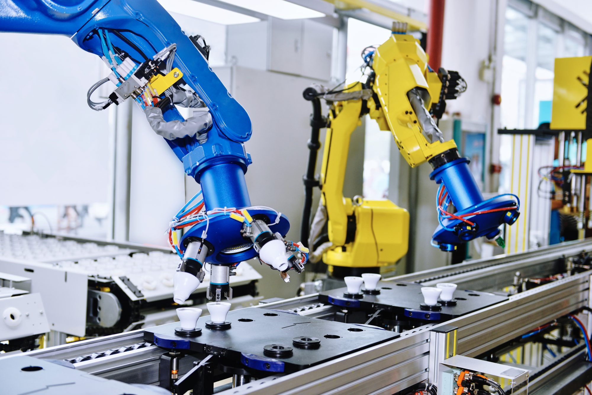 Lengan robot cerdas yang digunakan di pabrik modern, jalur perakitan otomatis