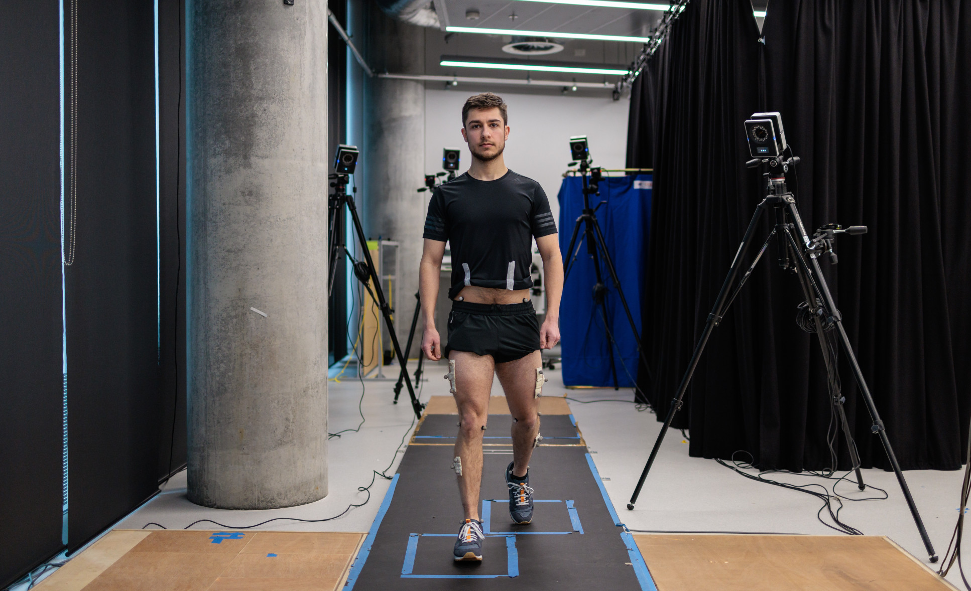 A demonstration of how motion capture technology analyses the movements of people using prosthetic limbs in detail to see how they can be improved. (Credit: Brendan Foster Photography.)