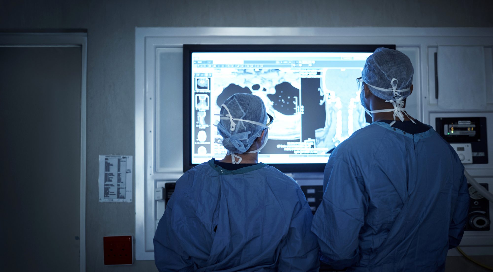 Цифровой госпиталь. Слепой хирург картинка. Операция по пересадке нервов.