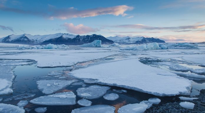 The atmosphere is surreal at dawn in the Jokulsaron lagoon, where seals and a few lucky people can enjoy an endless spectacle, where icebergs float and move slowly dragged by the current.
