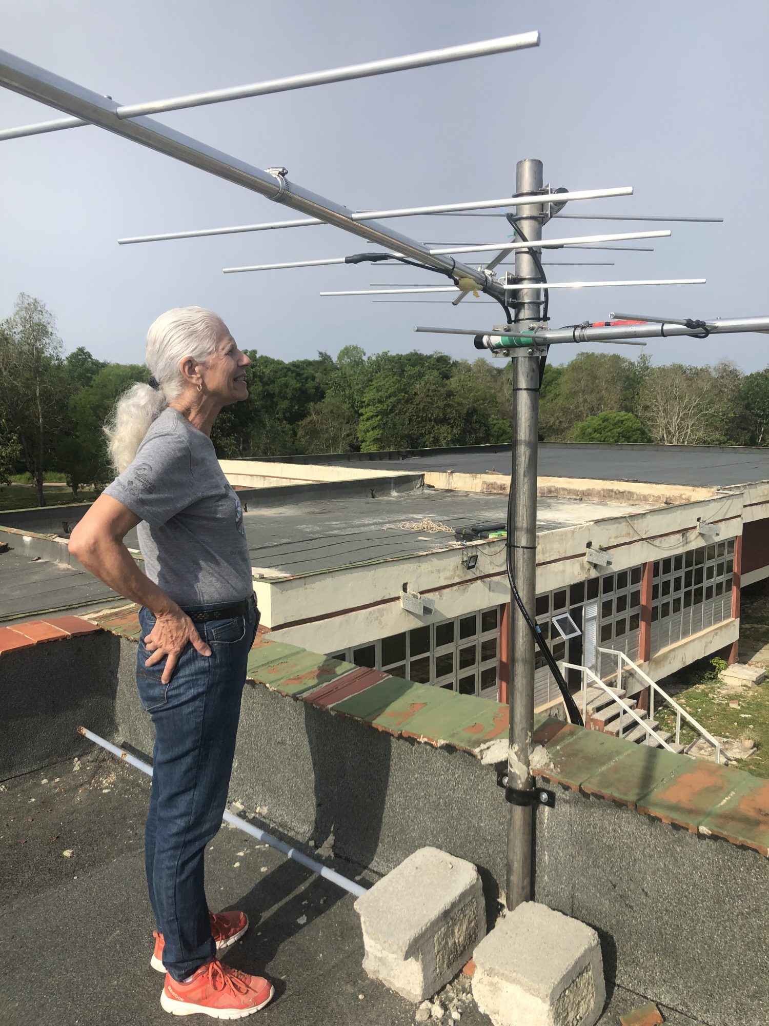 Dr. Lourdes Mugica inspecting Cuba’s first MOTUS tower (Hobson photo)