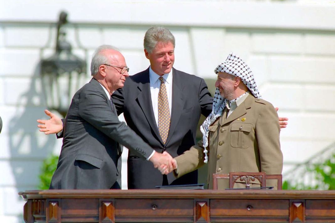 Bill Clinton, Yitzhak Rabin, Yasser Arafat at the White House 13/09/1993. Source: By Vince Musi / The White House – gpo