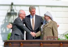 Bill Clinton, Yitzhak Rabin, Yasser Arafat at the White House 13/09/1993. Source: By Vince Musi / The White House – gpo