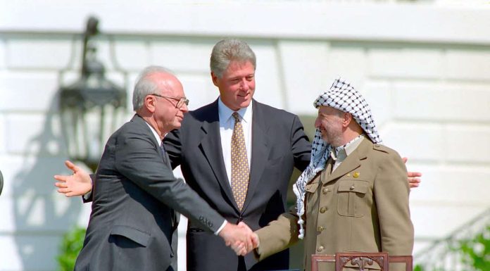 Bill Clinton, Yitzhak Rabin, Yasser Arafat at the White House 13/09/1993. Source: By Vince Musi / The White House – gpo