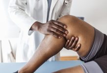 Doctor consulting with patient Knee problems Physical therapy concept