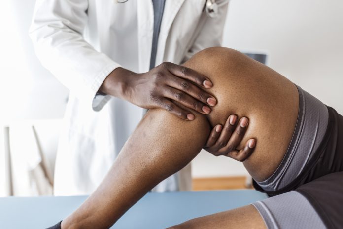 Doctor consulting with patient Knee problems Physical therapy concept
