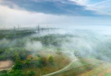 Field of high voltage transmission poles In the morning, it was foggy.