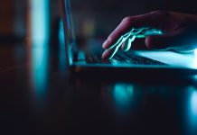professional online gamer hand fingers