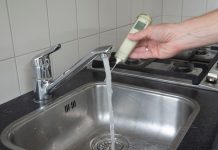 Controling the water supply on legionella bacteria. Measuring the temperature of the water. Inspection of waterworks. Faucet.