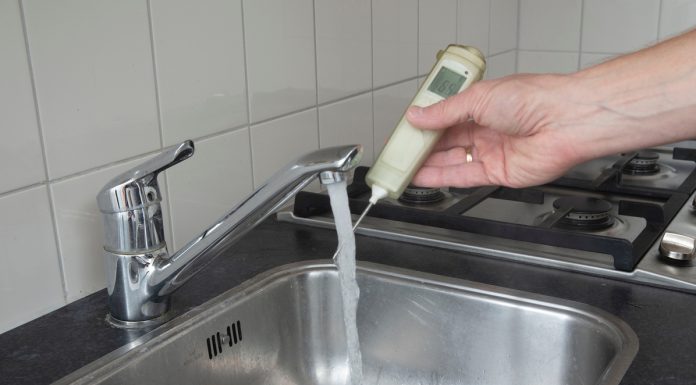 Controling the water supply on legionella bacteria. Measuring the temperature of the water. Inspection of waterworks. Faucet.
