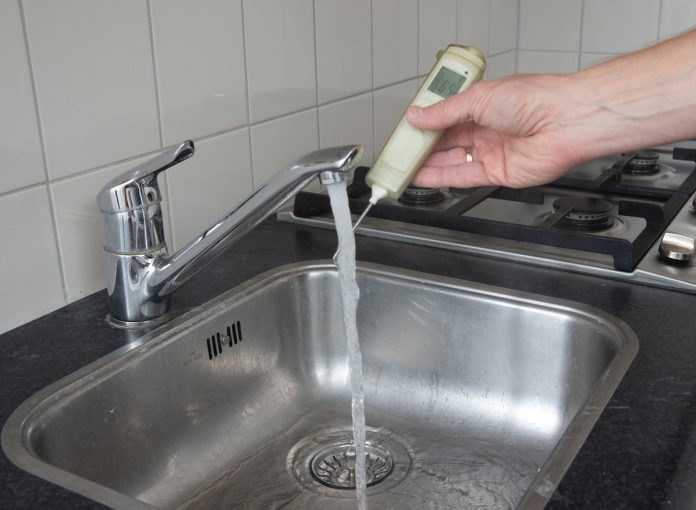 Controling the water supply on legionella bacteria. Measuring the temperature of the water. Inspection of waterworks. Faucet.